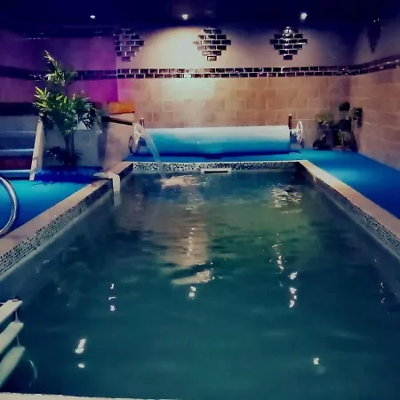 5 Bed House - Sleeps 10 - Pets - Pool - Hottub בית נופש *