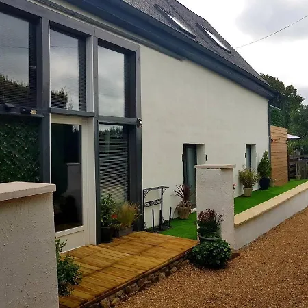 5 Bed House - Sleeps 10 - Pets - Pool - Hottub בית נופש