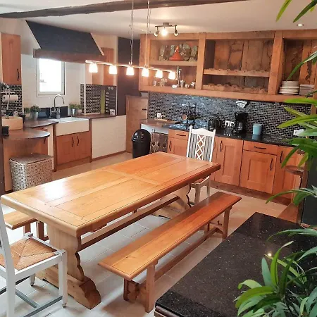 5 Bed House - Sleeps 10 - Pets - Pool - Hottub * Isigny-le-Buat