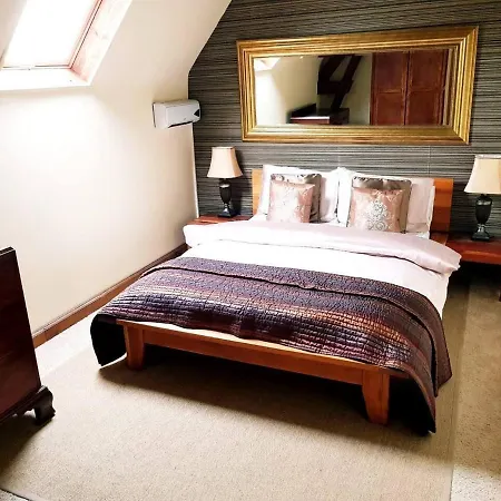 5 Bed House - Sleeps 10 - Pets - Pool - Hottub בית נופש Isigny-le-Buat