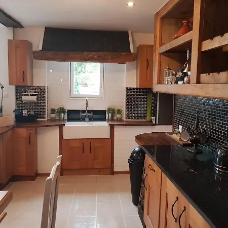 5 Bed House - Sleeps 10 - Pets - Pool - Hottub בית נופש *