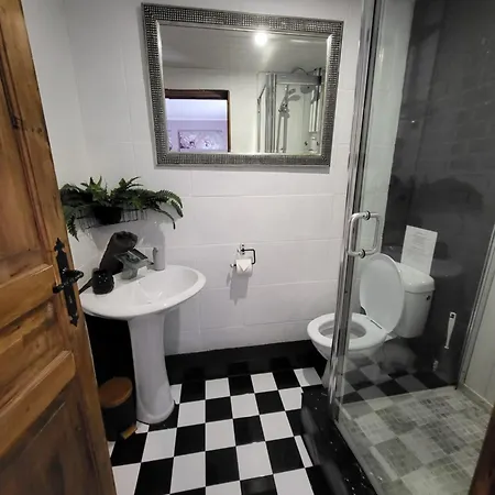 5 Bed House - Sleeps 10 - Pets - Pool - Hottub