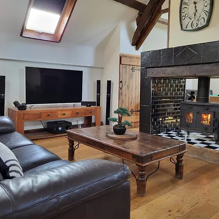 5 Bed House - Sleeps 10 - Pets - Pool - Hottub בית נופש