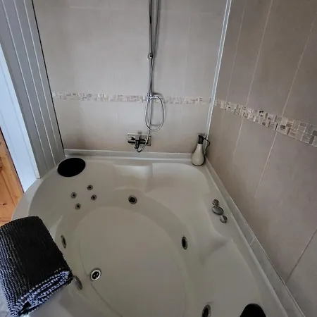 5 Bed House - Sleeps 10 - Pets - Pool - Hottub