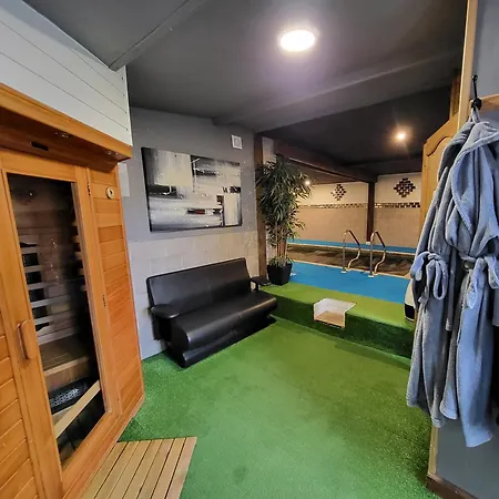 5 Bed House - Sleeps 10 - Pets - Pool - Hottub בית נופש