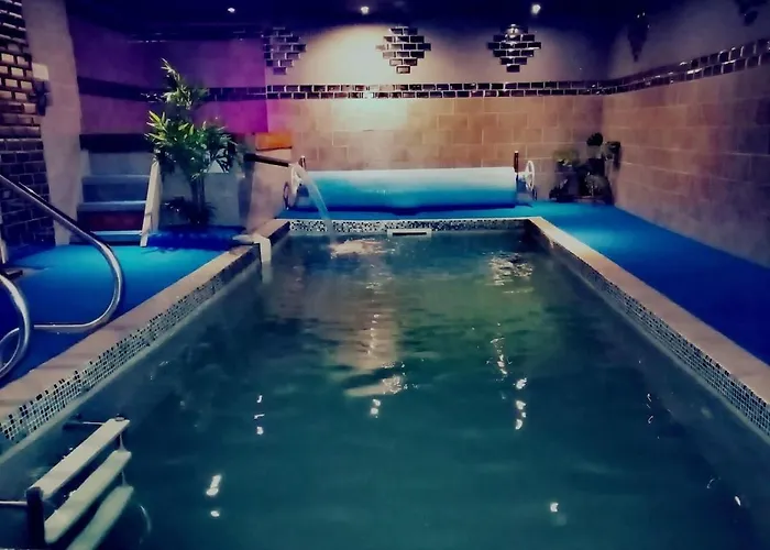 5 Bed House - Sleeps 10 - Pets - Pool - Hottub Hébergement de vacances *