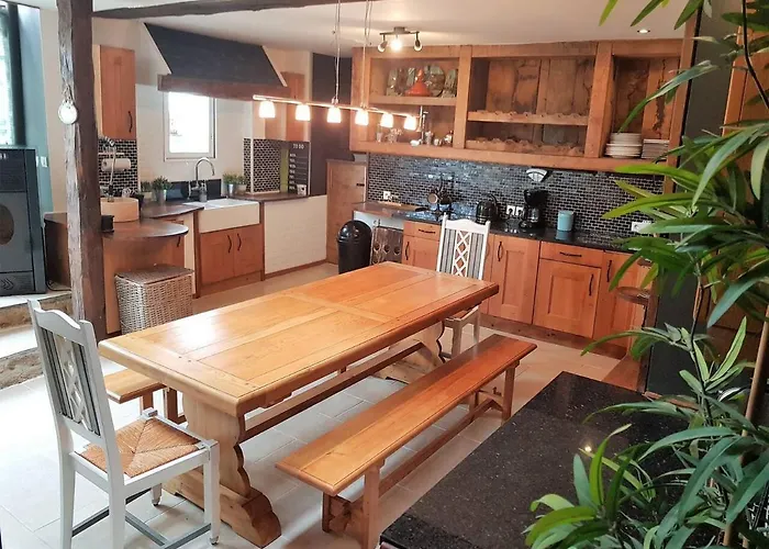 5 Bed House - Sleeps 10 - Pets - Pool - Hottub * Isigny-le-Buat