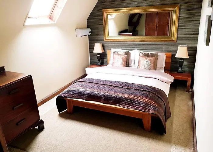 5 Bed House - Sleeps 10 - Pets - Pool - Hottub Hébergement de vacances Isigny-le-Buat