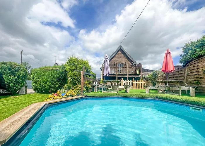 5 Bed House - Sleeps 10 - Pets - Pool - Hottub Isigny-le-Buat