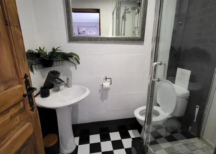 5 Bed House - Sleeps 10 - Pets - Pool - Hottub