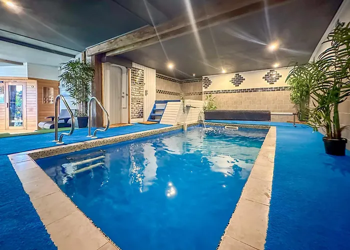 5 Bed House - Sleeps 10 - Pets - Pool - Hottub Hébergement de vacances