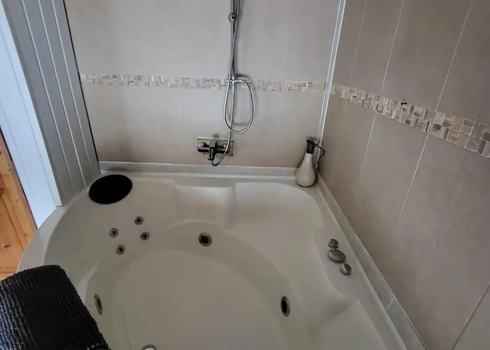 5 Bed House - Sleeps 10 - Pets - Pool - Hottub