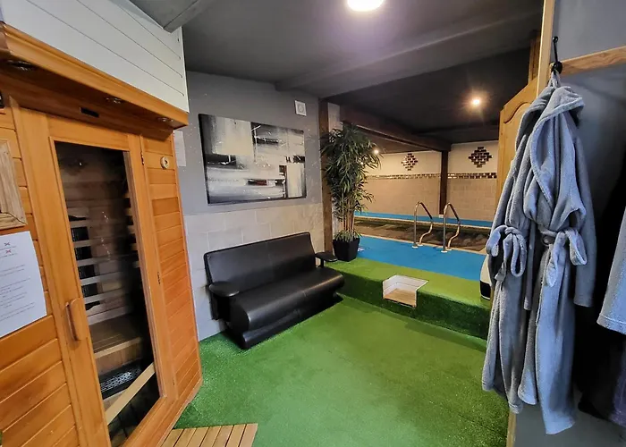 5 Bed House - Sleeps 10 - Pets - Pool - Hottub Hébergement de vacances