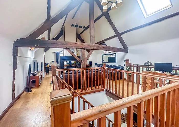 5 Bed House - Sleeps 10 - Pets - Pool - Hottub Hébergement de vacances Isigny-le-Buat